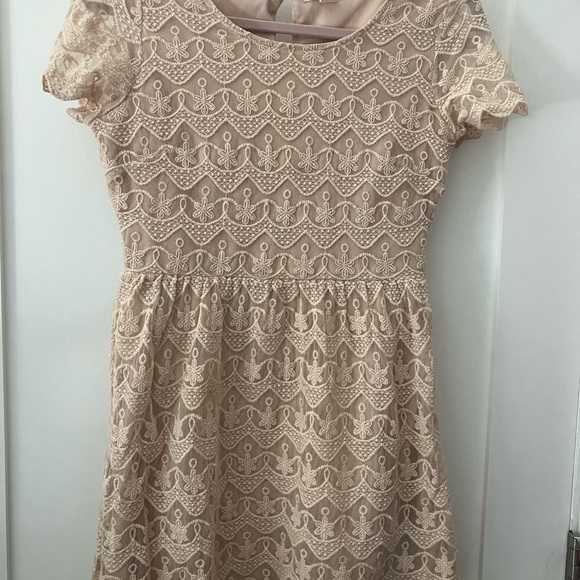 Forever 21 size medium creamy / Tan A-line Flutter Sleeve lace Dress lined Teen - Picture 1 of 16